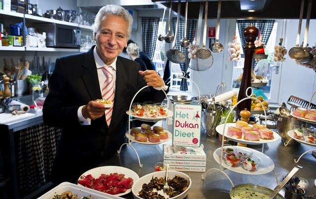 Pierre Dukan i rrethuar nga gatime dietike